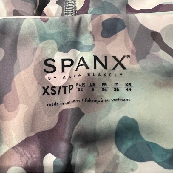 Spanx Booty Boost Active Printed 7/8 Cropped Leggings in Painted Camo (XS) - Picture 12 of 15